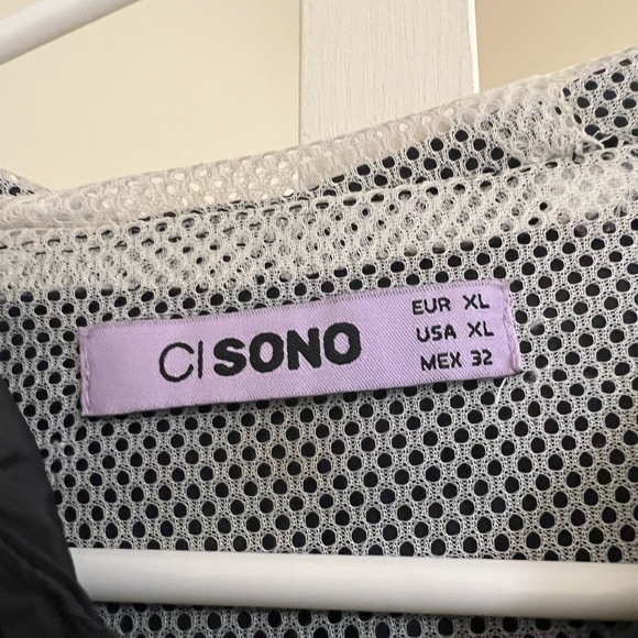 Windbreaker - Picture 4 of 4